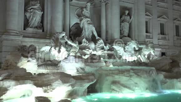 罗马特雷维喷泉的浪漫夜景明亮的灯光视频的预览图