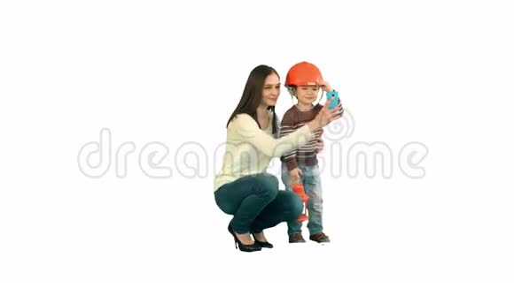 一个男孩和她的母亲在白色上自拍视频的预览图