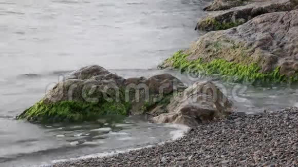 大海在石头周围破碎视频的预览图