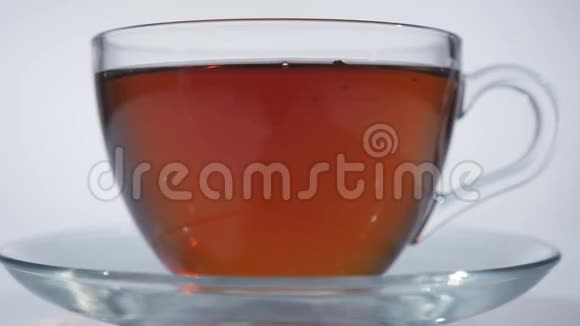在杯子里的红茶中加入牛奶关上视频的预览图
