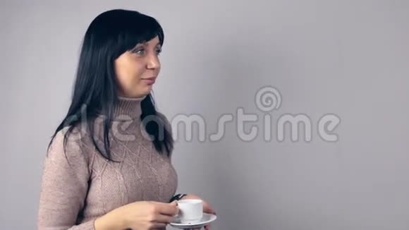 女孩喝茶喝咖啡的特写镜头视频的预览图