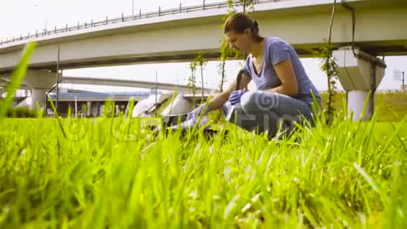 女生态学家在高速公路附近采集植物样本视频的预览图