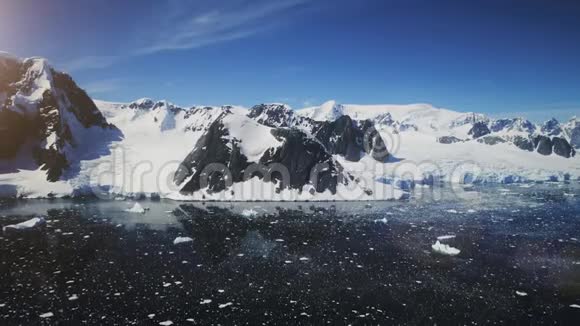 雪山南极洲海岸线空中射击视频的预览图