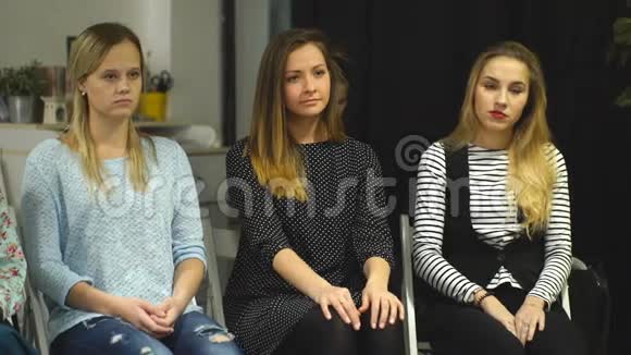 参加心理培训的3名年轻妇女视频的预览图