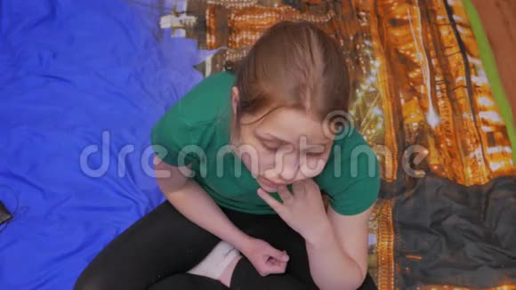 无聊的少女坐着做鬼脸4K超高清视频的预览图