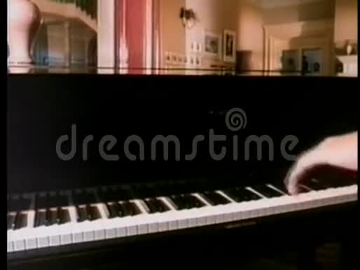钢琴盖子自己关闭视频的预览图