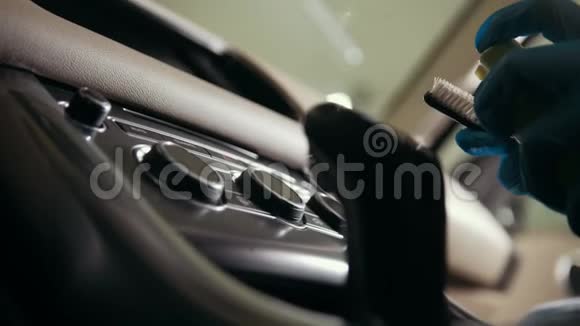 戴手套的工人用刷子洗汽车仪表盘和按钮视频的预览图