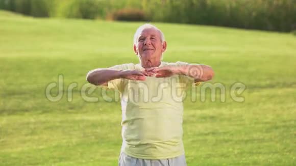 老人做运动视频的预览图
