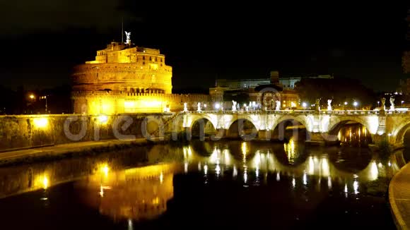 罗马美丽的提伯河夜间与著名的卡斯特尔圣安杰洛视频的预览图