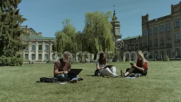 校园草坪大学生群体视频的预览图