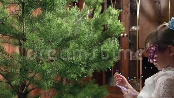 女孩在圣诞树上挂装饰雪花视频的预览图