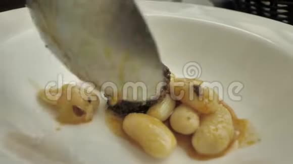 关闭食品国家北西班牙菜法巴达圆形白色盘子视频的预览图