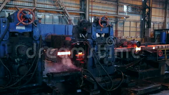 钢铁厂在机器上移动的烧烫钢坯视频的预览图
