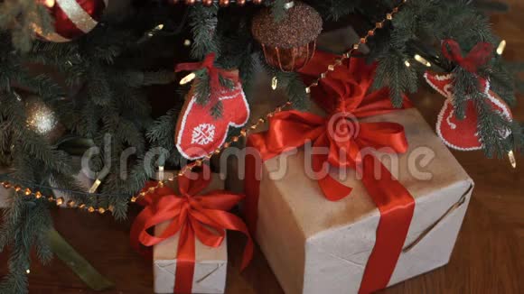 圣诞礼物在树下视频的预览图