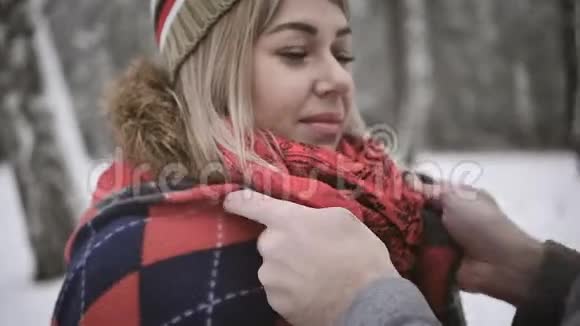恋爱中的男孩和女孩在冬天的森林里玩雪年轻人脸上的幸福和微笑视频的预览图