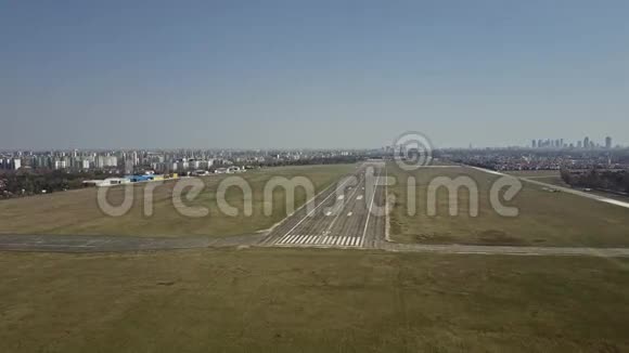 阳光明媚的一天城市机场镀跑道的空中拍摄4K视频视频的预览图