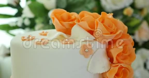 婚礼橙色蛋糕配花视频的预览图