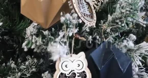 树上的圣诞装饰品下午的圣诞树新年和圣诞节礼物视频的预览图