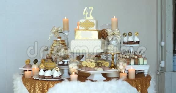 时尚豪华装饰的棕色糖果棒用来庆祝幸福夫妇的婚礼在餐厅里刮胡子视频的预览图