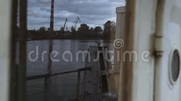 从侧面看工业区旧船视频的预览图