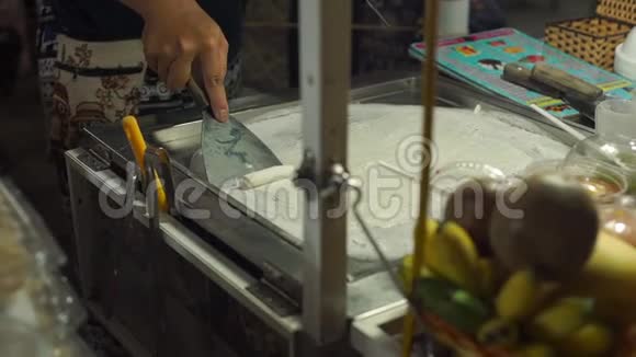 亚洲夜市手工制作天然冰淇淋的慢镜头视频的预览图