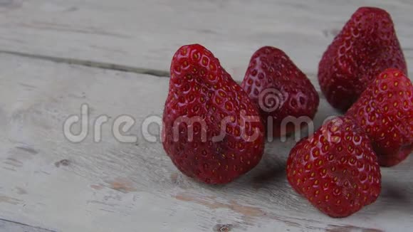 草莓在乡村白色的木制背景上白色和黑色背景视频的预览图