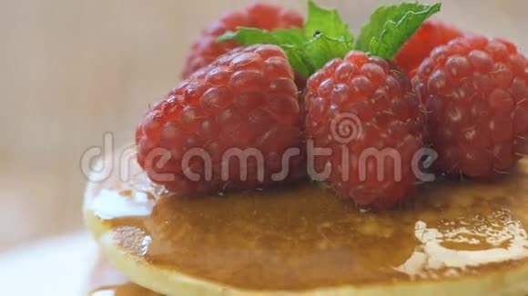 带有蓝莓蜂蜜和树莓的煎饼视频的预览图