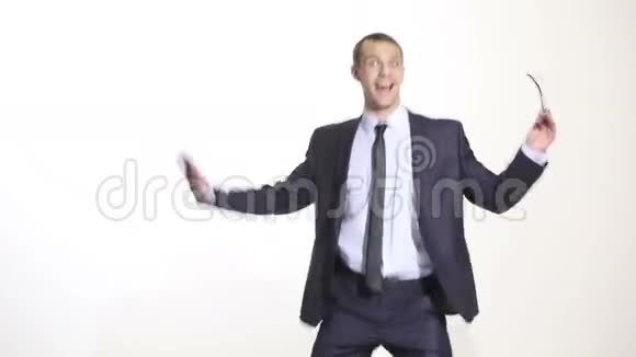 肢体语言穿商务服的男人孤立的白色背景培训管理人员销售代理失败的手势乐趣视频的预览图