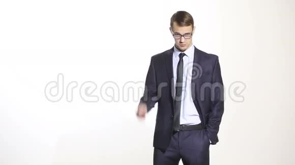 肢体语言穿商务服的男人孤立的白色背景培训管理人员销售代理看他的眼镜视频的预览图