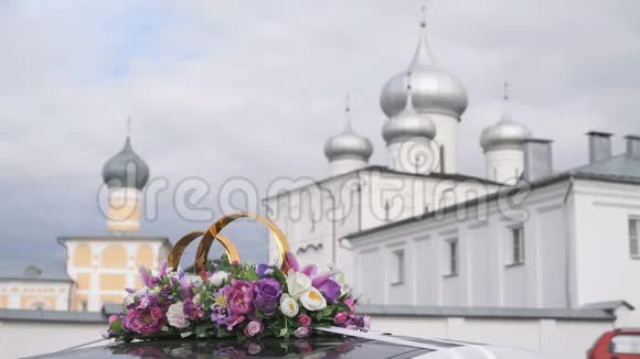 婚礼装饰和汽车屋顶风景视频的预览图