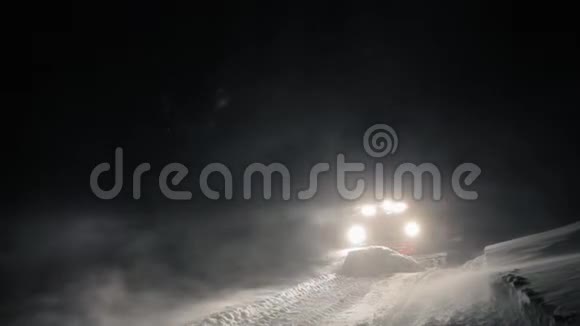 雪猫在滑雪胜地的高山上准备夜间斜坡视频的预览图