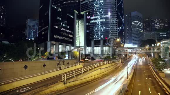香港城市摩天大楼附近的夜间交通视频的预览图
