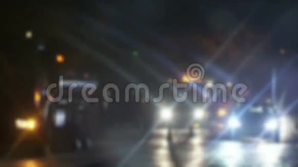 夜路灯非重点夜间交通灯曼谷视频的预览图