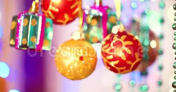圣诞树上有圣诞灯的装饰物用球蝴蝶结星号和视频的预览图