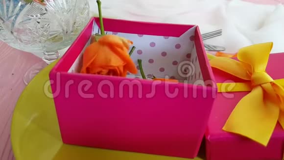 礼品盒玫瑰盘子慢动作优雅浪漫惊喜视频的预览图