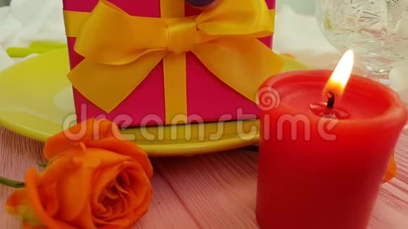 礼品盒玫瑰蜡烛盘子慢动作优雅视频的预览图