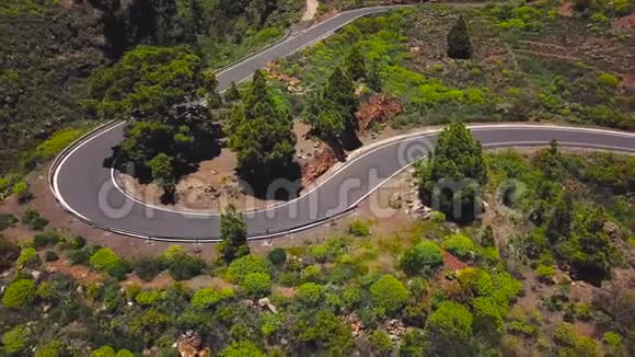 在西班牙加那利群岛的特内里费一辆汽车沿着一条山路行驶的俯视图去泰德火山泰德视频的预览图