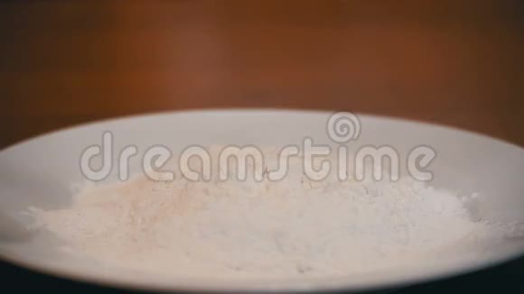 鸡蛋在碗中随着面粉在缓慢运动视频的预览图
