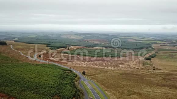 苏格兰和英格兰之间边界的空中景观大石头和苏格兰标志联合王国视频的预览图