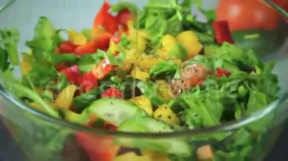 新鲜蔬菜沙拉绕一圈旋转视频的预览图