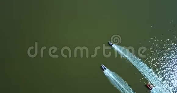 快艇喷射滑雪在湖水中高速漂浮视频的预览图