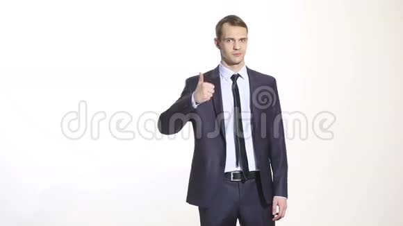 肢体语言穿商务服的男人孤立的白色背景培训管理人员销售代理手势举起拇指视频的预览图