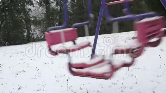 在雪地里荡秋千视频的预览图