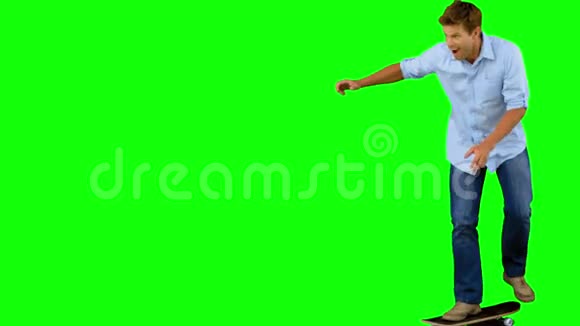 人在绿色屏幕上滑冰视频的预览图