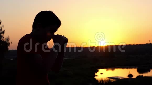 斯隆莫的小男孩火车在秋日日落的湖岸上打子视频的预览图
