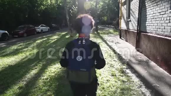 放学后酷混的男孩走出他的房子视频的预览图