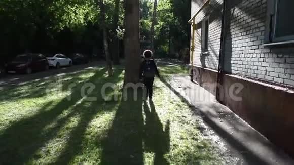 放学后酷混的男孩走出他的房子视频的预览图