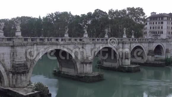 美丽的天使桥在罗马的蒂伯河上到圣安杰洛视频的预览图