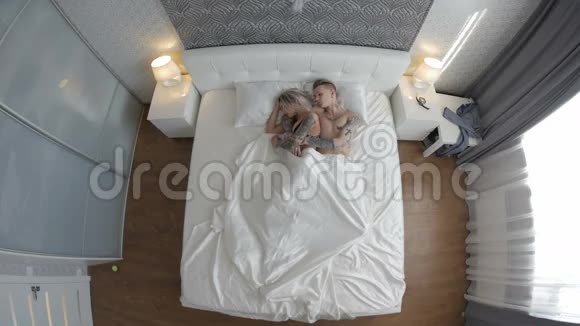 有纹身的男人和女人睡在床上视频的预览图
