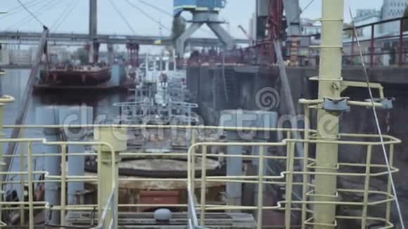造船区景观港口从一艘工业船视频的预览图
